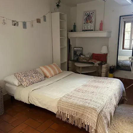 Arenes Apartment *